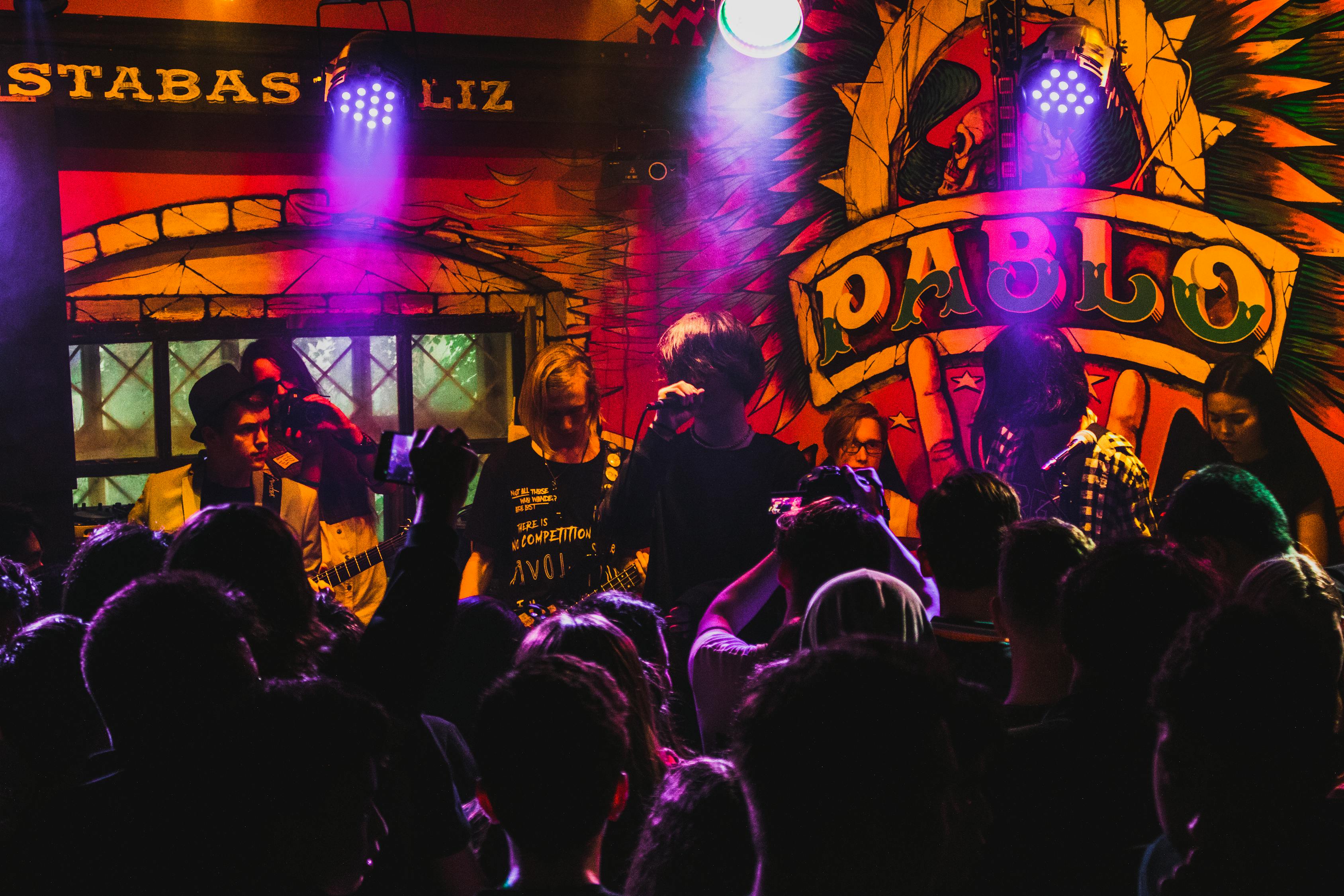 上海售楼处迎来大客流，现场签约热潮涌动