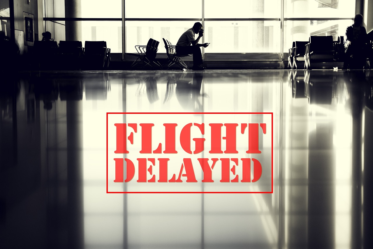 上海航空回应，为等待外籍人士导致航班延误的深思
