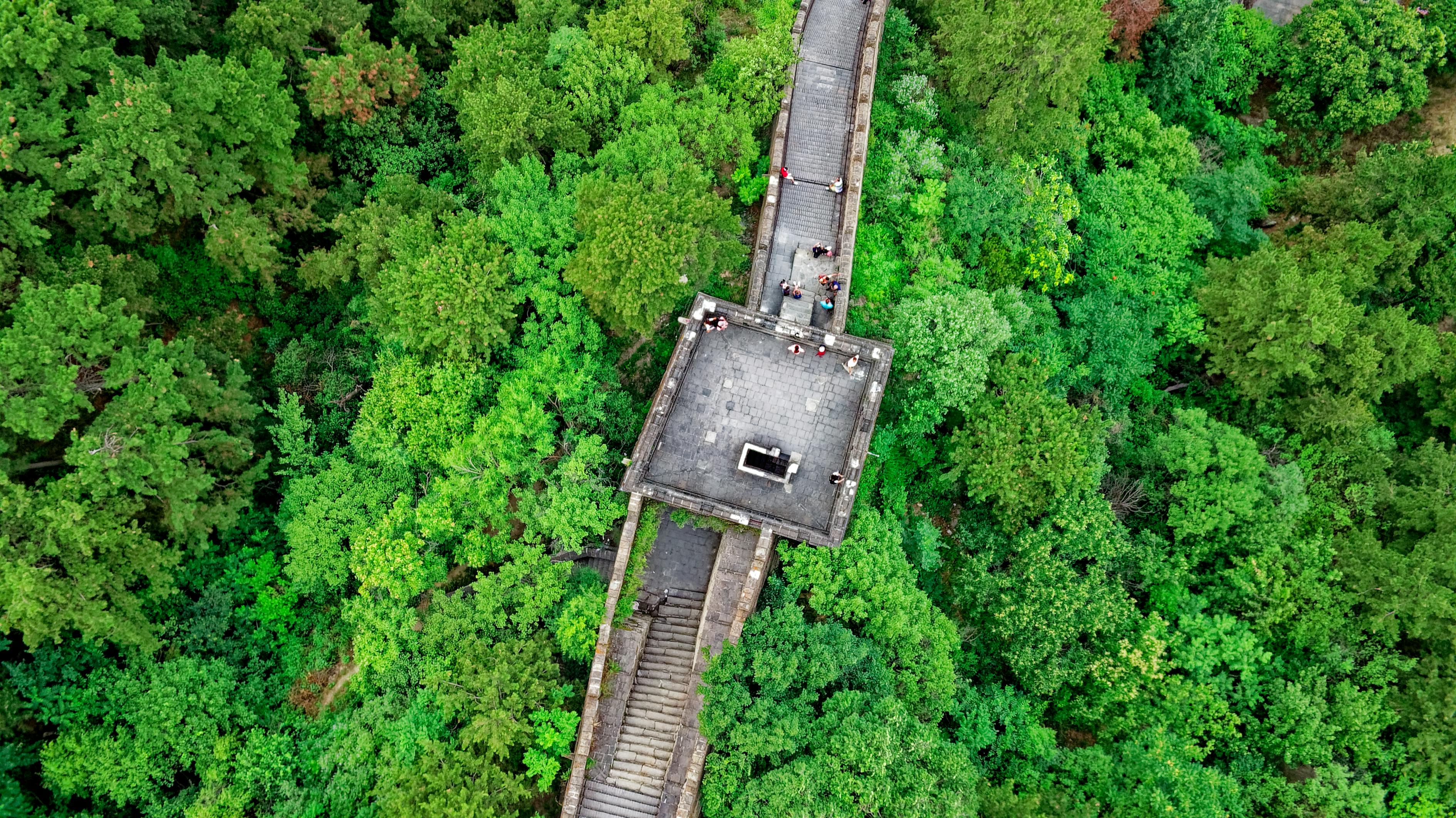 游客长城拍照遭遇砖块松动，慌张情绪下的安全警示
