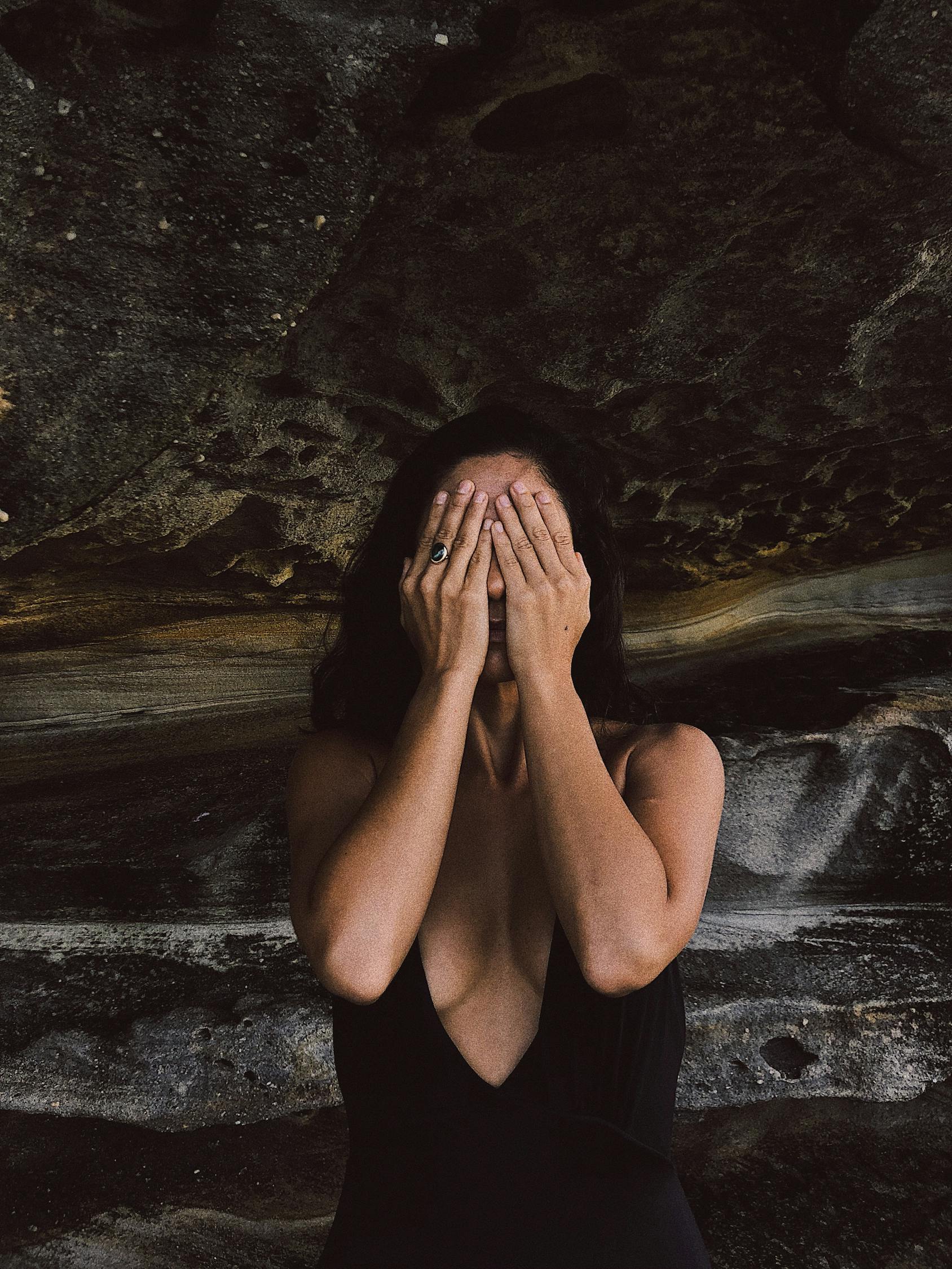整容悲剧，女子花费三万整容后，眼球眼角竟被缝一起