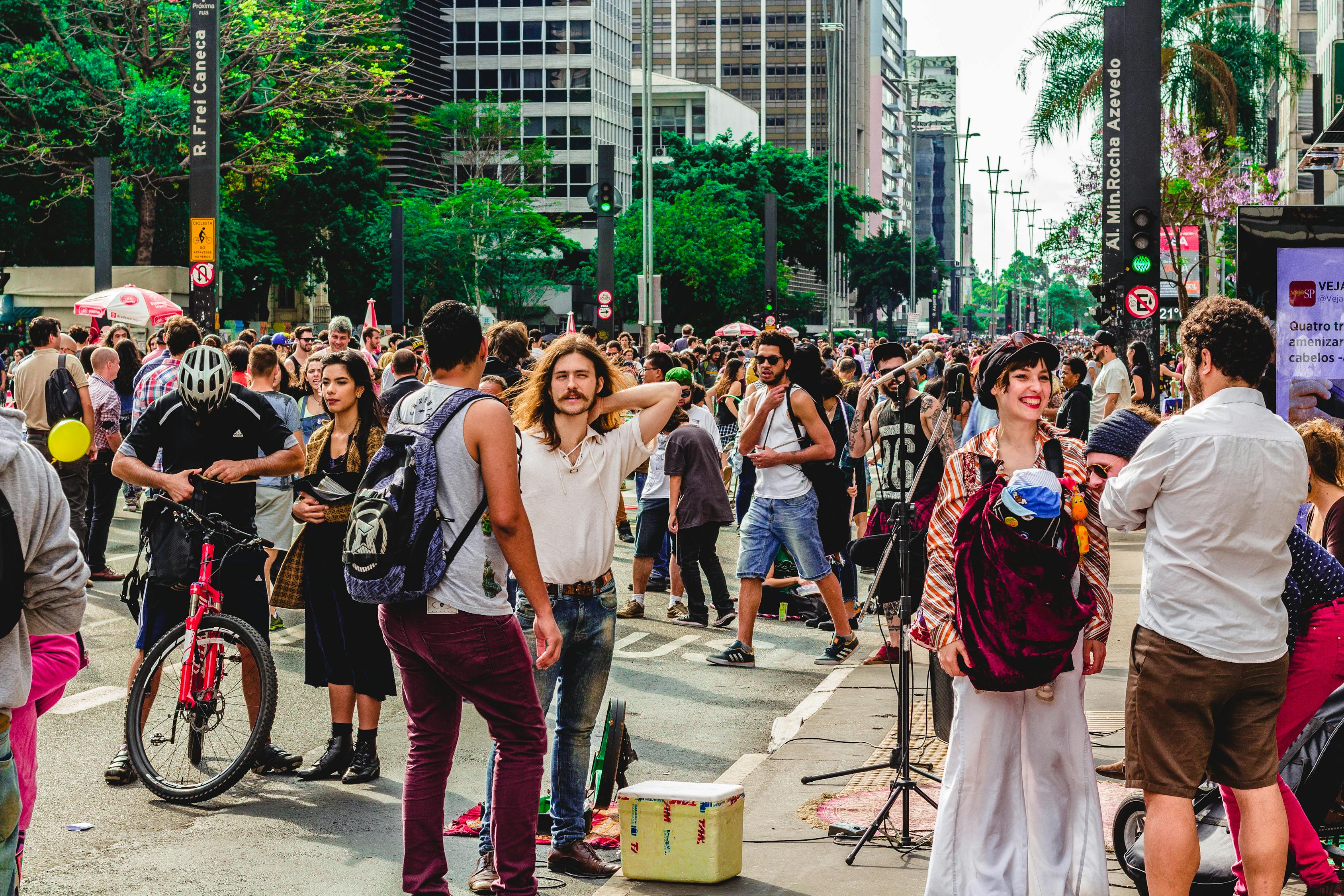 武汉地铁的繁华见证，一场挤爆的都市生活