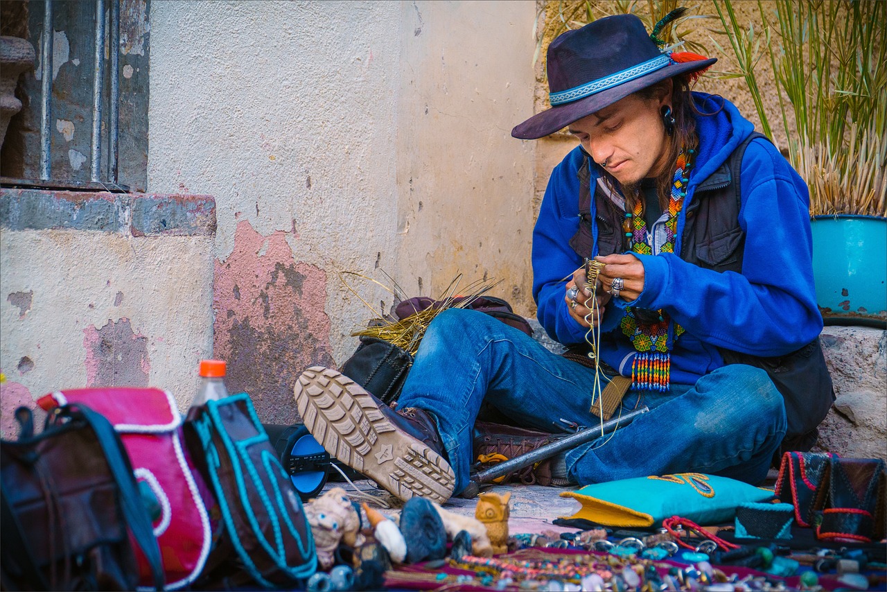 多地遭遇断崖式降温，街头短袖与羽绒服同框的奇妙景象