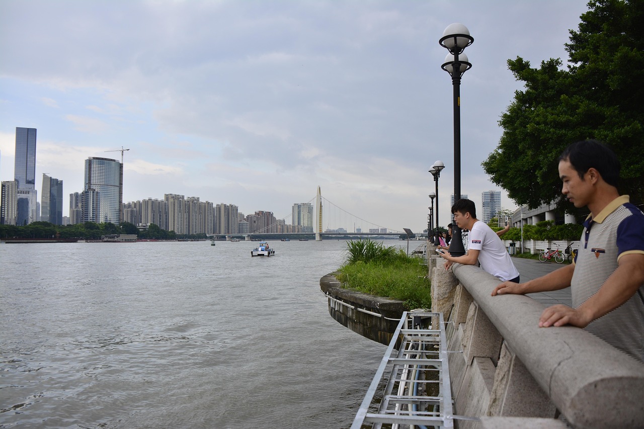 午后三大指数跳水，市场变盘迹象显现