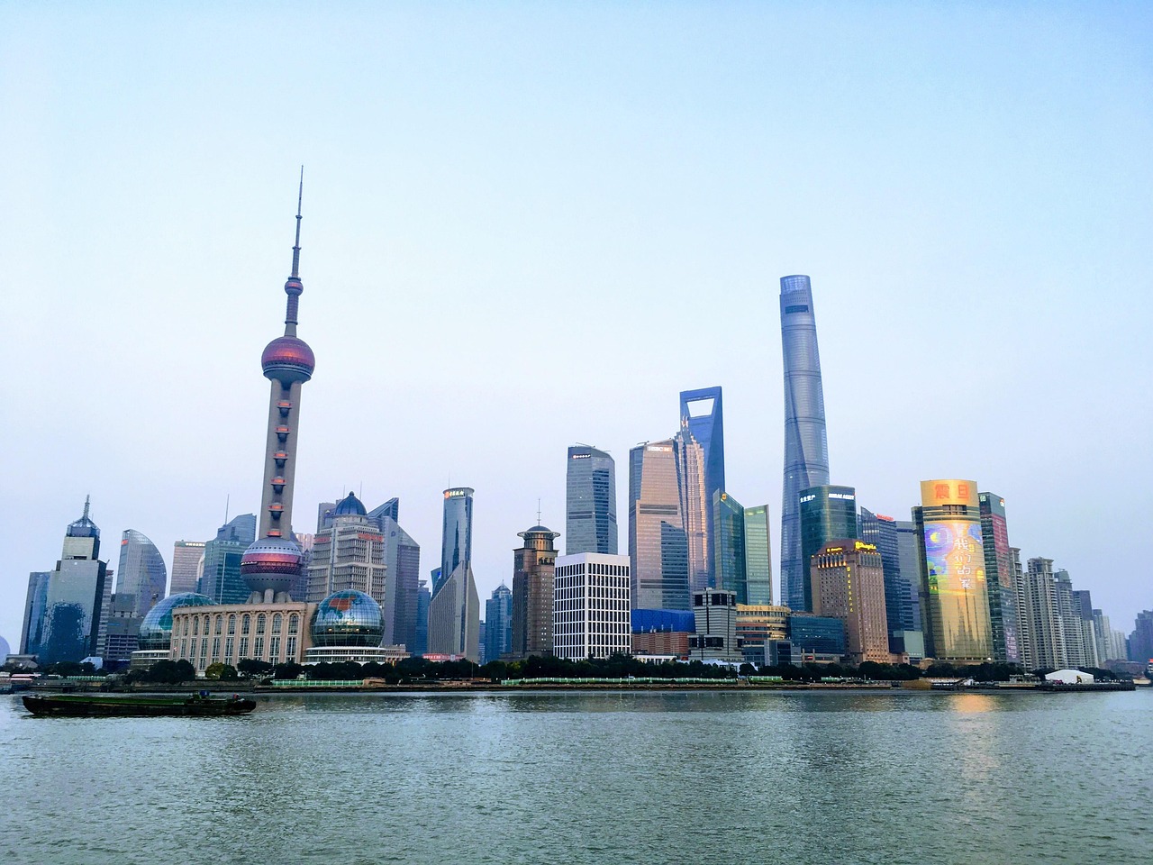 上海发布智算新政，机构聚焦相关概念股