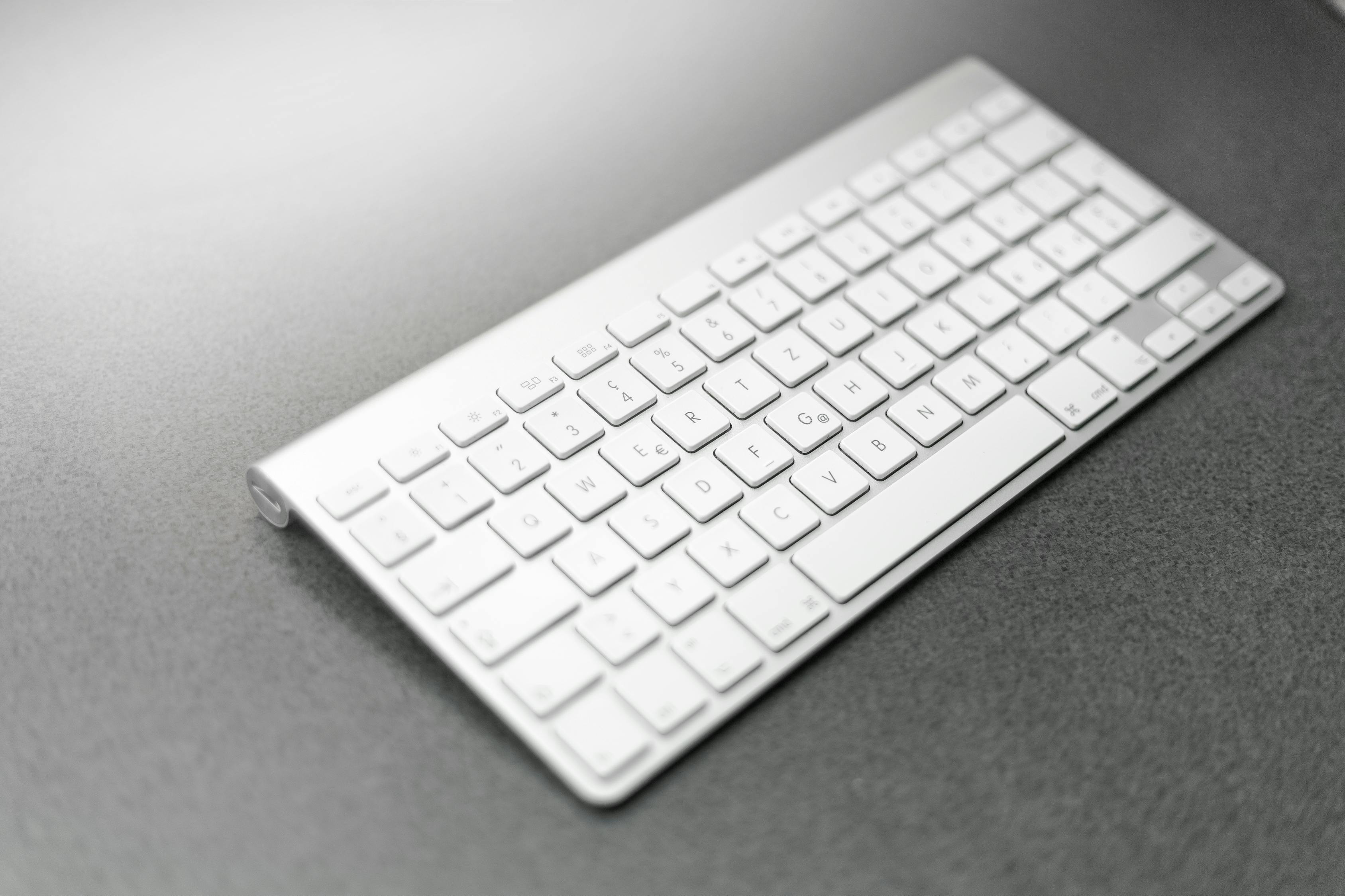 港股APP功能：实时行情、一键交易、资讯推送新手操作：注册登录，选择股票，点击买入/卖出