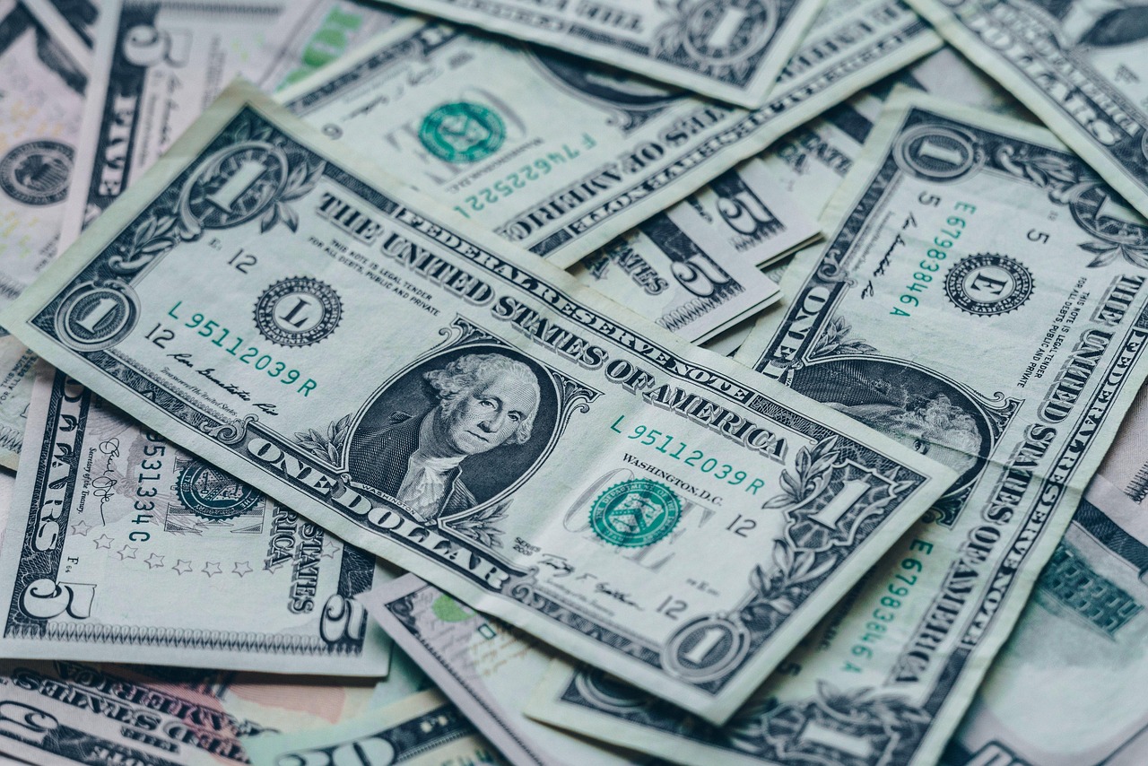 金价突破3300美元,95后女生贷款30万炒金,从亏4万到赚7万! 金价突破3300美元,95后女生贷款30万炒金,从亏4万到赚7万!