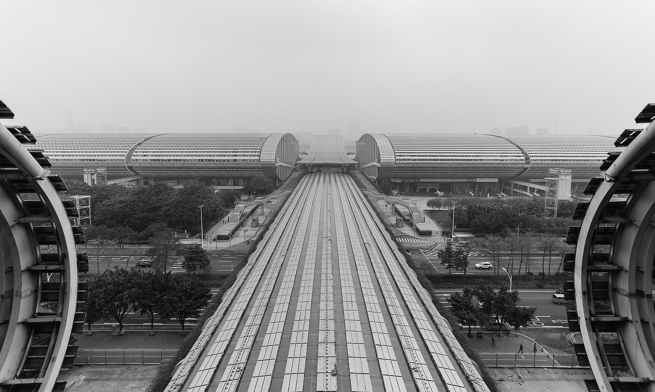 港股市场持续走强，机构研判聚焦市场动态与投资机会