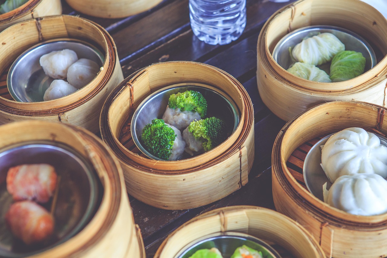 霍启刚与董宇辉香港美食之旅，共尝外卖盛宴，探寻地道风味
