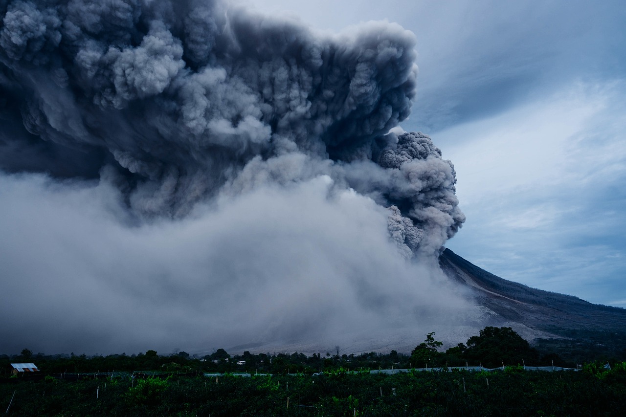 日本樱岛火山喷发，烟柱直冲云霄，高达2700米，震撼全球
