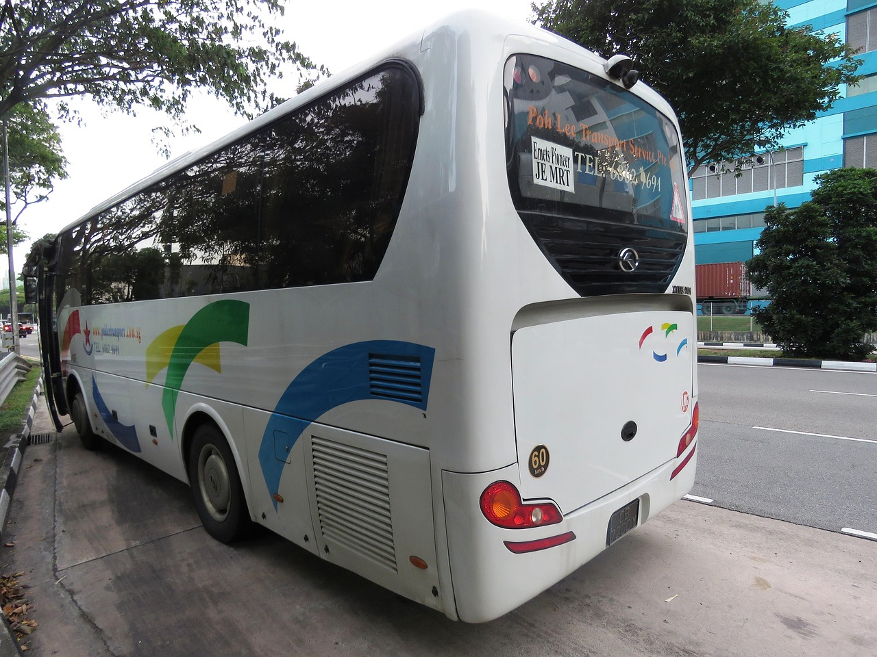 青岛女司机逆行殴打男子，拒绝和解，引发社会关注