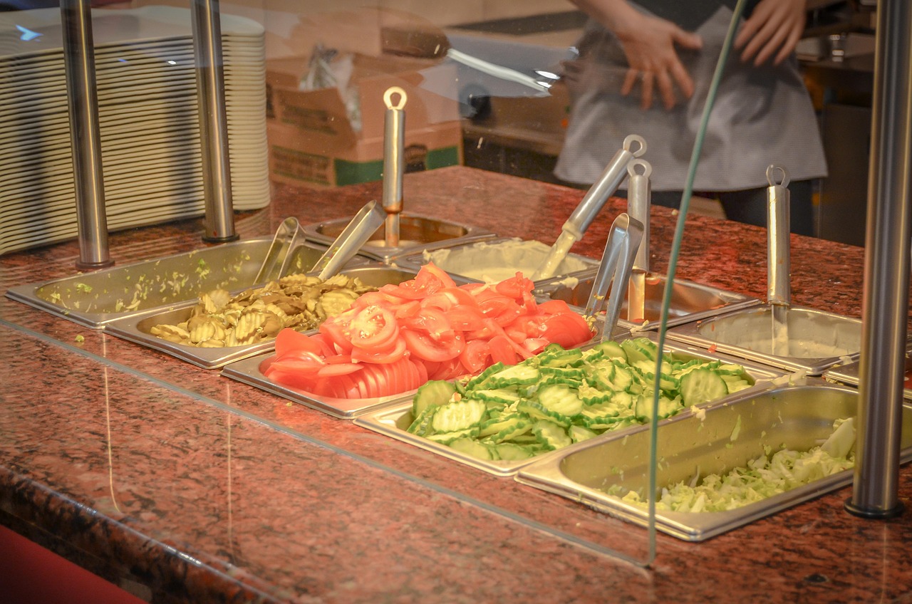 学生被迫操场就餐，关注校园饮食安全问题