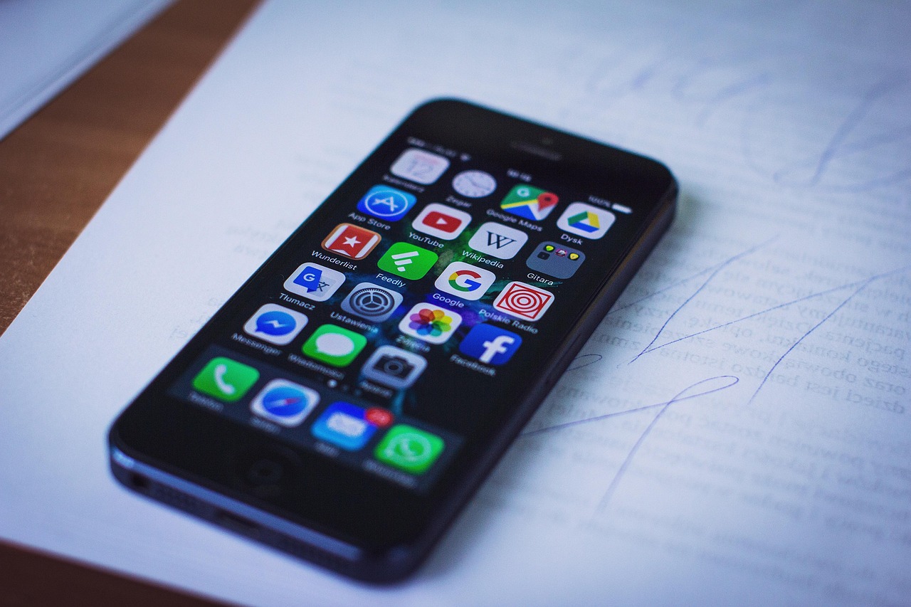 iOS 18将扩展深色模式至主屏幕，马斯克称特斯拉Model Y改款暂无计划