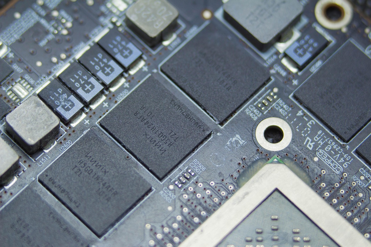 AMD发布全新处理器，旨在巩固其在数据中心和PC领域的AI及高性能计算领先地位