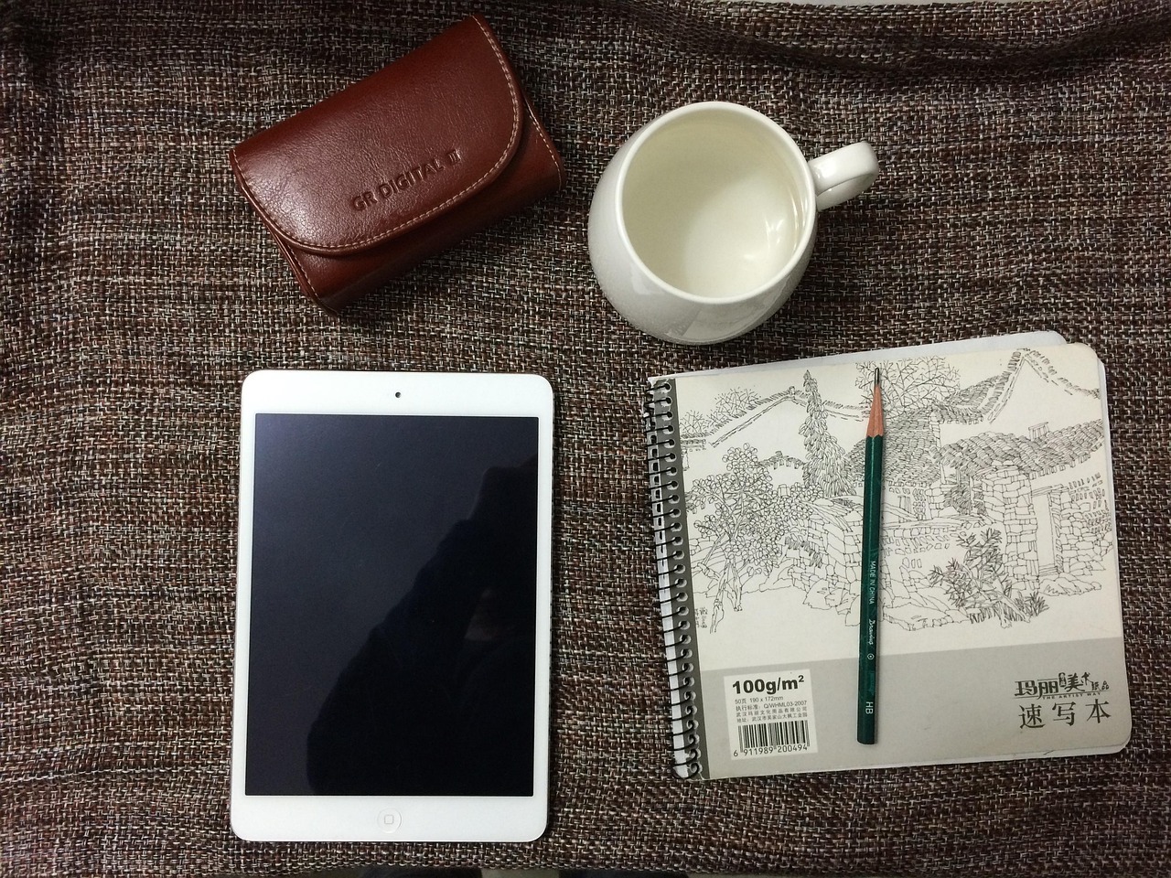 新iPad Pro广告因争议性内容引发众怒，苹果罕见致歉并撤档