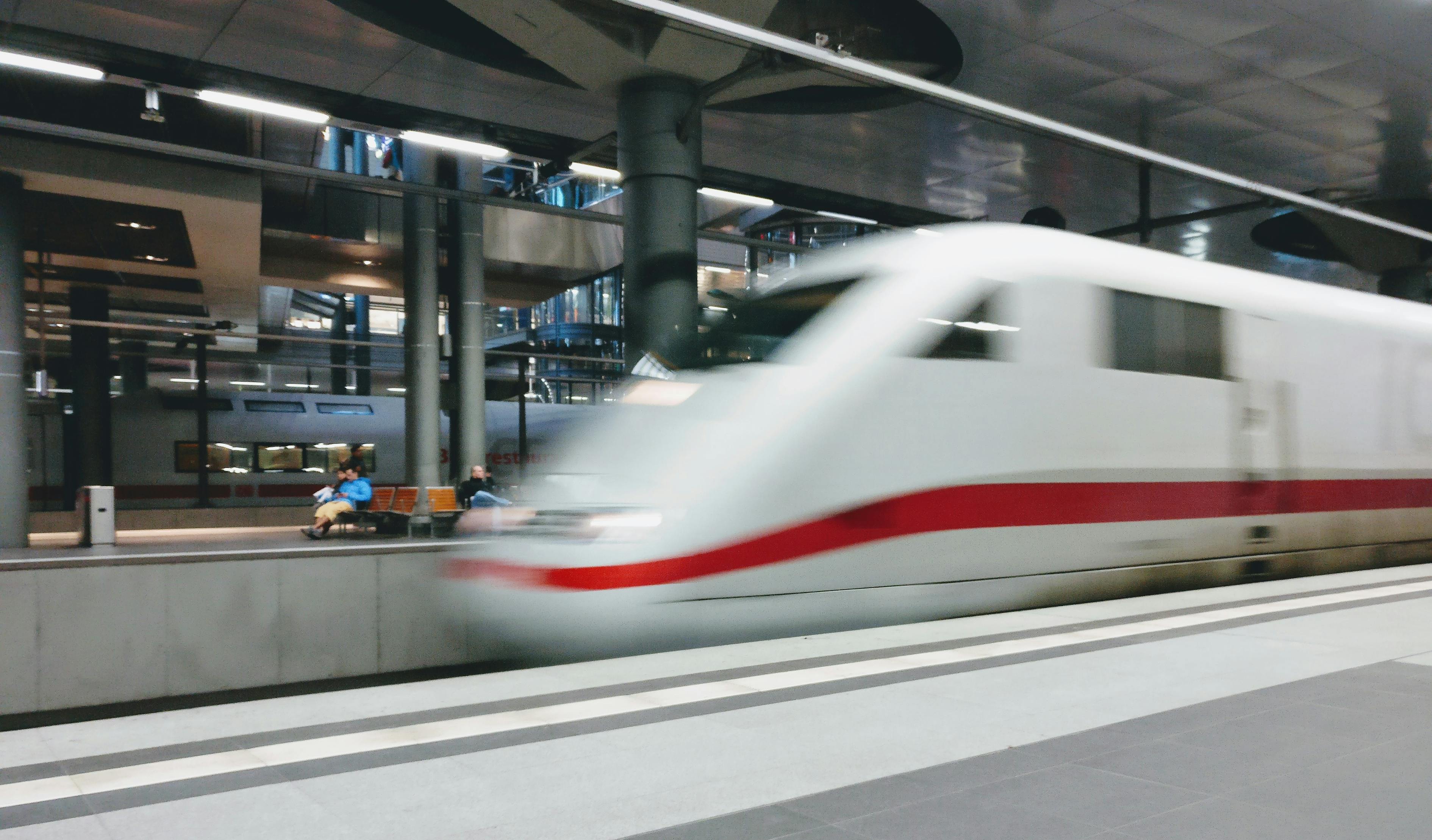 保利发展2023年实现归母净利润120.67亿元，探讨其盈利能力与市场表现