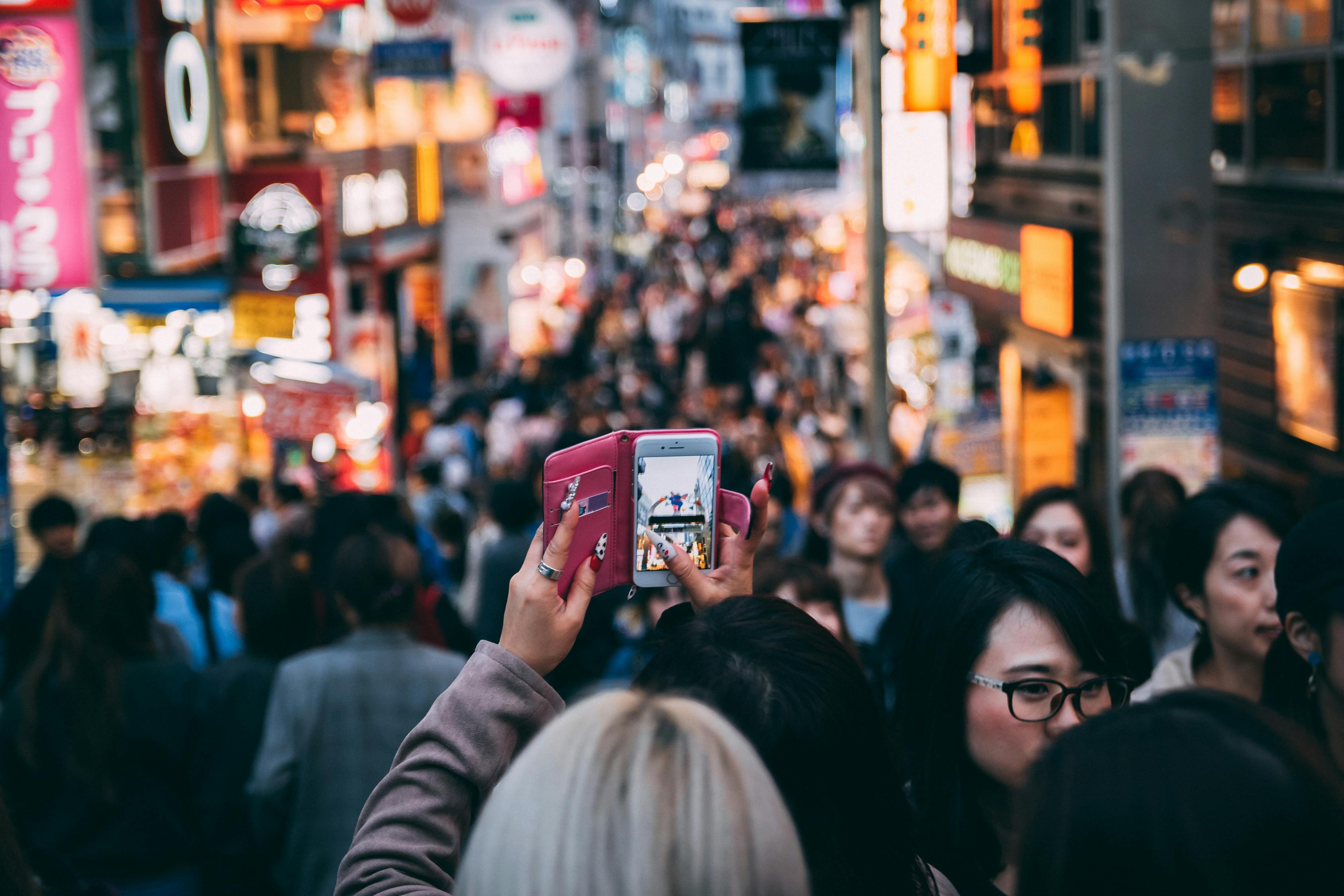 2023年上半年，我国国内出游人数达27.25亿人次，花费2.73万亿元