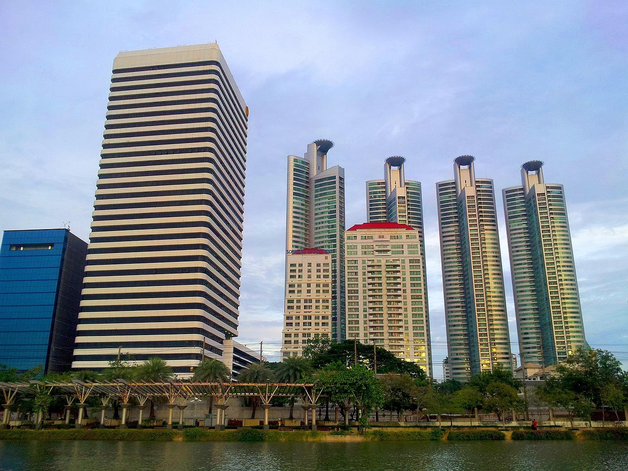 上海土地拍卖恢复价高者得，券商称有利于优质地块成交