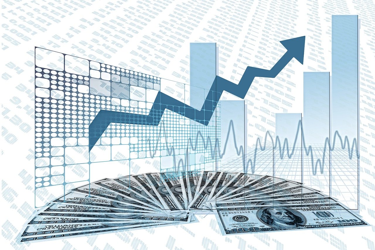 中国平安上半年净赚698亿元，同比微降1.2%，探讨其盈利状况及原因