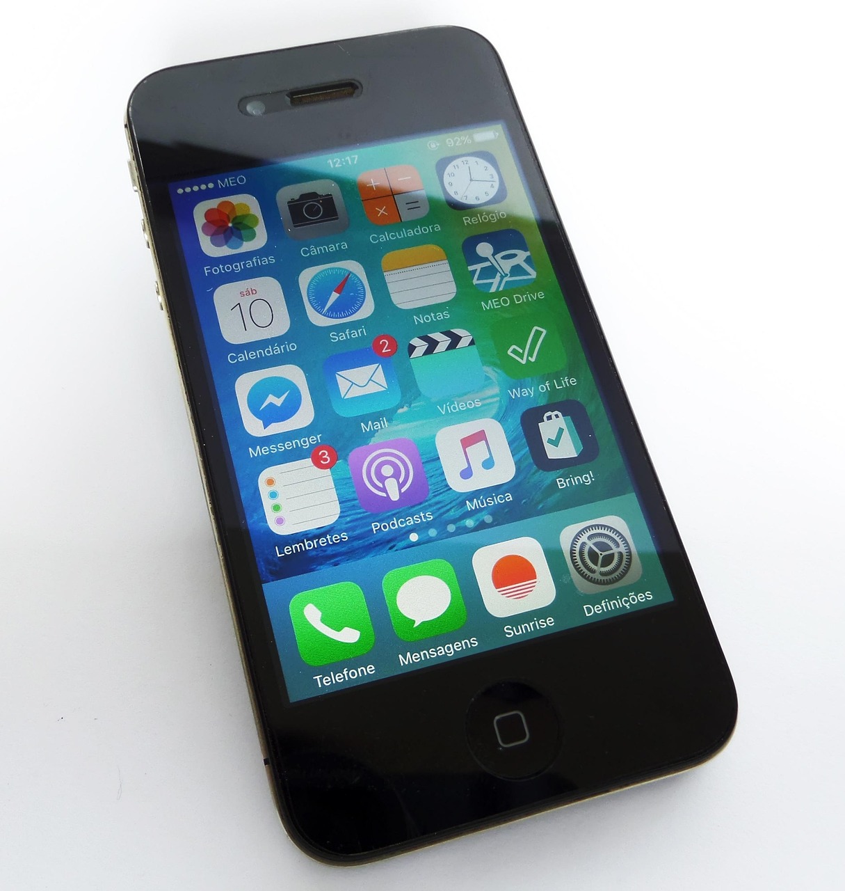 初代苹果iPhone以19万美元高价成交，引发市场关注