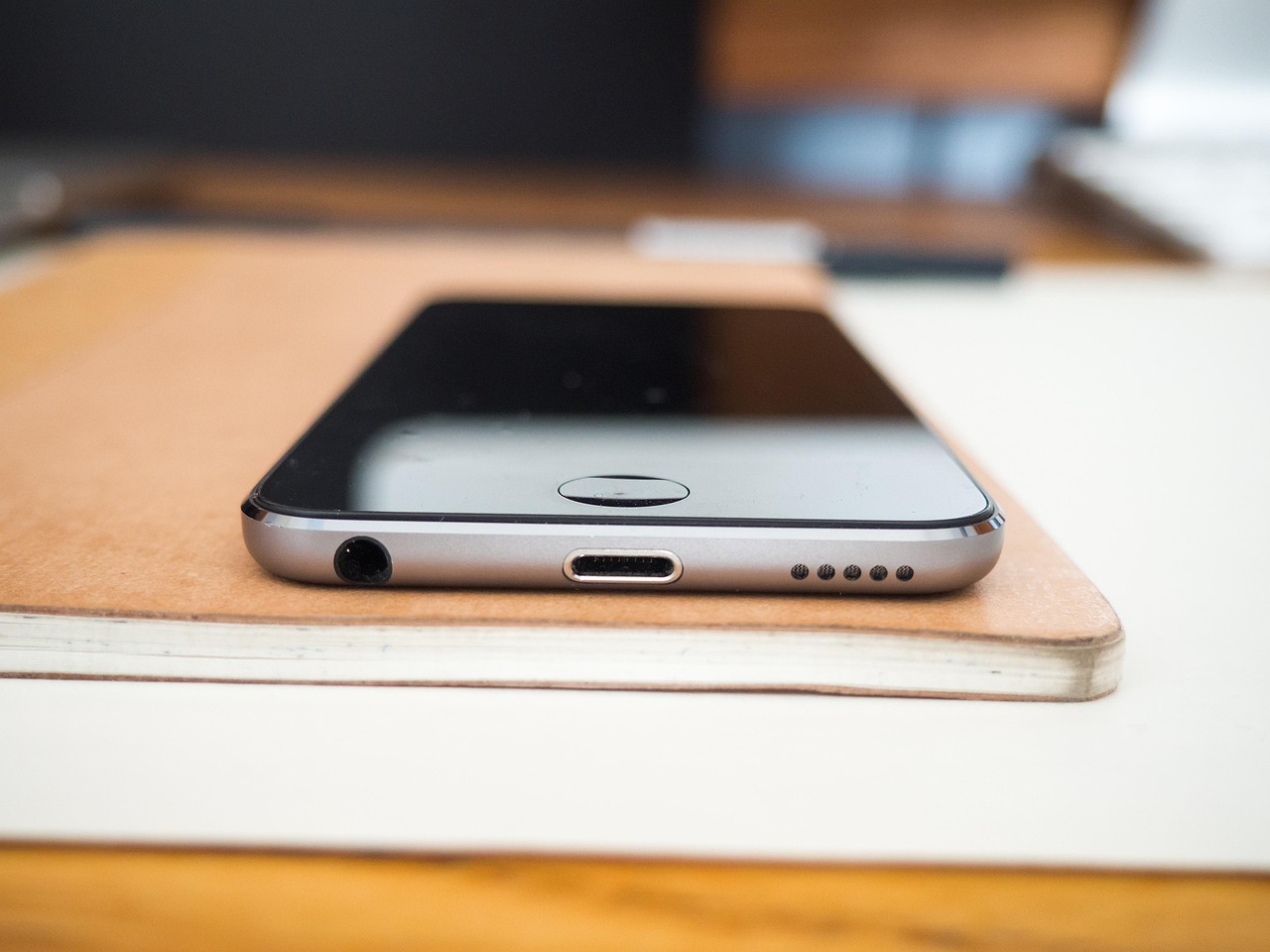 华为上调手机出货量，iPhone15试产，理想汽车挑战BBA销量