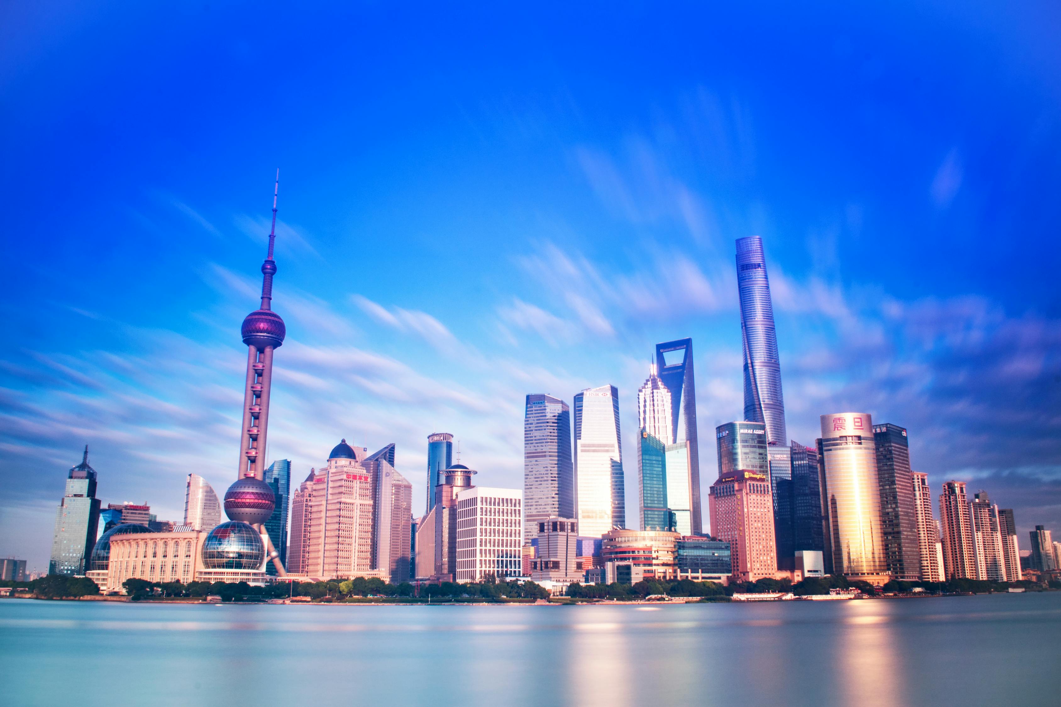 上海经信委推动特斯拉在沪布局自动驾驶技术，旨在提升城市智能交通水平