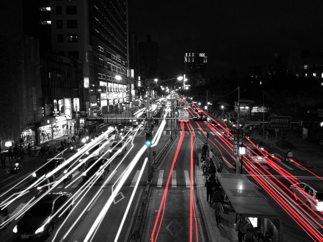 Uber与汽车制造商合作，共同研发电动汽车，以支持网约车和送货业务