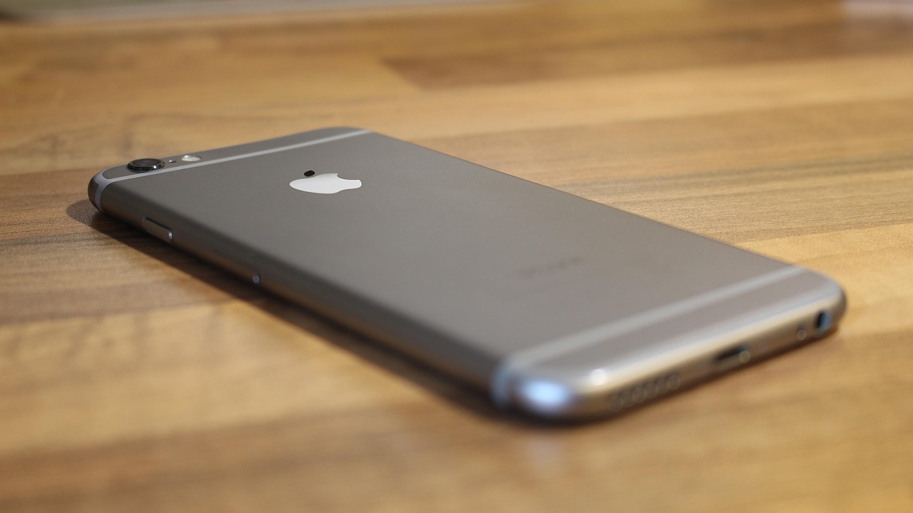 苹果因iPhone不附赠充电器被罚款1.4亿，引发消费者关注