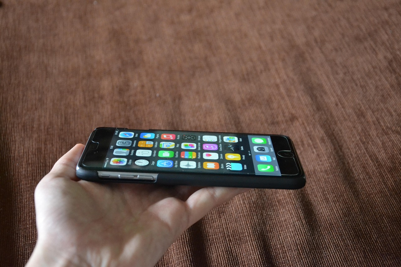 iPhone 14首周销量数据公布，蔚来多款新车在欧洲亮相，电影《哥，你好》票房突破3亿