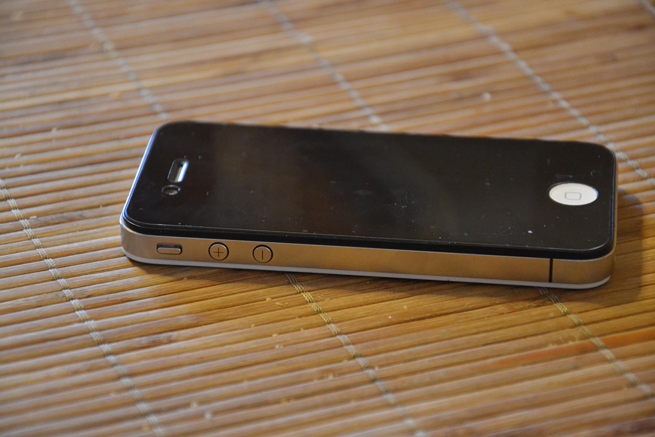 苹果正考虑在iPhone 14/Pro系列中取消SIM卡插槽设计