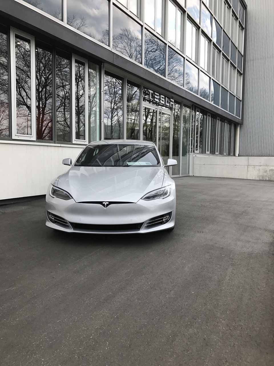 马斯克透露，特斯拉人形机器人价格将低于汽车，具备工业和家庭双重应用